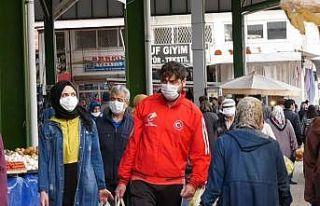 Pazarda yoğunluk oluştu, sosyal mesafeye uyulmadı