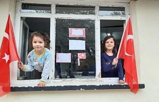 Pazaryeri Belediye ekipleri her eve bayrak dağıttı
