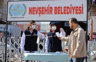 Pazaryerinde vatandaşlara ve esnaflara maske dağıtıldı