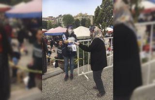 Pazaryerlerinde maske dağıtımına devam ediyor