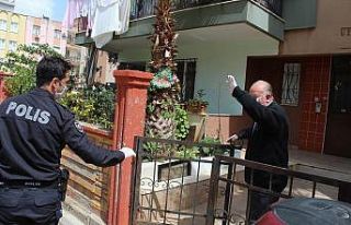 Polis 75 yaşındaki yaşlı adamı maaşını çekebilmesi...