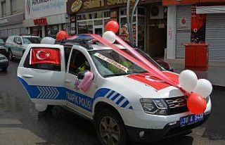 Polis araçları 23 Nisan için süslendi