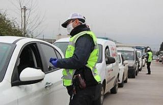 Polis araçları tek tek durdurup vatandaşları evde...