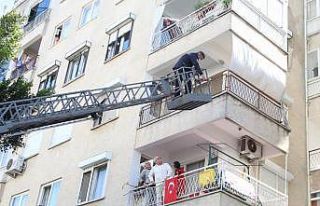 Polis, banyoda mahsur kalan yaşlı kadının yardımına...