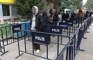 Polis barikatı ile sosyal mesafe önlemi