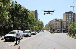 Polis, boşalan cadde ve sokakları drone ile denetlendi