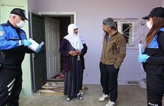Polis ekipleri 65 yaş üstü vatandaşlar için kapı...