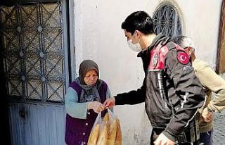 Polis ekipleri hem denetliyor hem de ihtiyaçları...