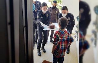 Polis ekiplerinden 8 yaşındaki çocuğa doğum günü...