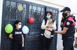 Polis ekiplerinden 9 yaşındaki çocuğa doğum günü...