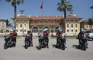 Polis Korona virüs uygulaması yapıp maske dağıttı
