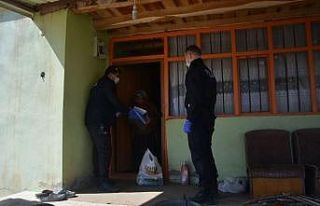 Polis Korona virüse karşı halk ile el ele mücadele...