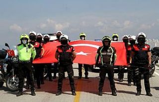 Polis korteji eşliğinde 23 Nisan coşkusu
