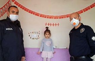 Polis, küçük kızın 23 Nisan Bayramını kutladı