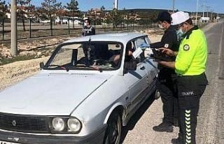 Polis maske dağıttı sosyal mesafe uyarısında...