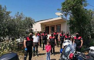 Polis motosikletini şemsiye ile koruyan Eylül’e...