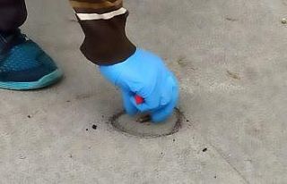 Polis, silahlı şahsın üzerine atılarak engellemeye...