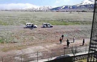 Polis sokağa çıkan gençleri topladı