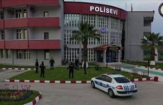 Polis, sosyal mesafeyi koruyarak zeybek oynadı