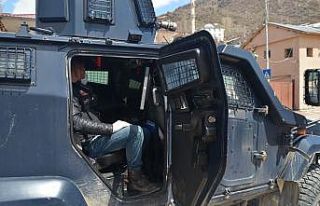 Polis zırhlı araçlarından vatandaşlara ’evde...