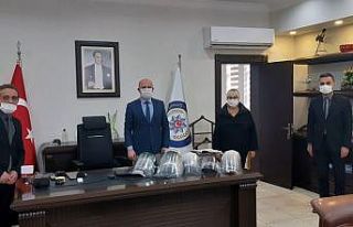 Polise çiçek yerine koruyucu maske