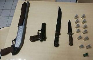 Polisin durdurduğu şüpheli araçtan tüfek ve kesici...