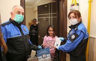 Polisin kitap jestine öğrenciden şiirli teşekkür