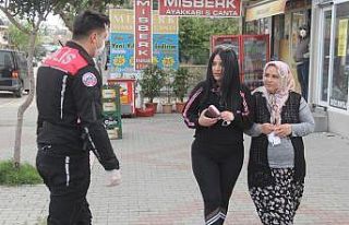 Polisin sosyal mesafe uyarısına vatandaştan alkış
