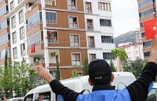 Polisler, balkon ve pencerelerdeki çocukların bayramını...