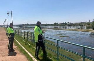 Polisler suları çekilen Fırat Nehri’ndeki balık...