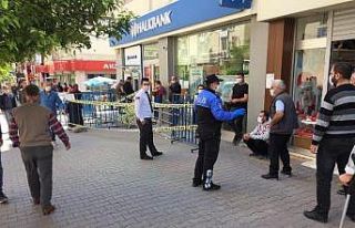 Polisler vatandaşları sosyal mesafe konusunda uyardı