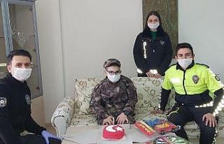 Polislerden engelli çocuğa pastalı 23 Nisan kutlaması