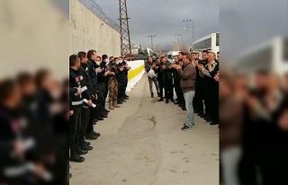 Polislere alkışlı kutlama