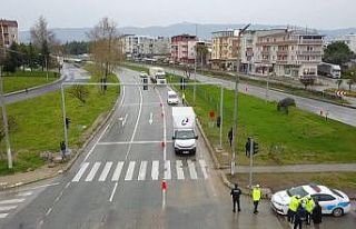 Polislerin geri çevirdiği otomobiller havadan görüntülendi