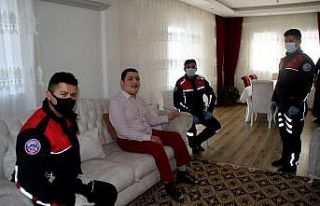 Polisliğe ilgi duyan engelli gence polislerden pastalı...