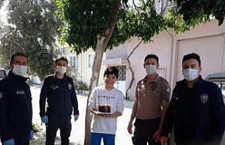 Polisten 12 yaşındaki çocuğa doğum günü sürprizi