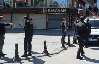 Polisten yasağa uymayanlara sosyal mesafeli ceza