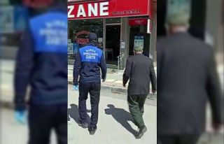 Poşeti maske yapıp, ilaçları için dışarı çıktı