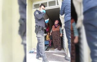 Postacılar ve polis memurları para vermek için...