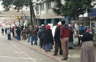 PTT önünde yine sosyal mesafe kurallarını ihlal