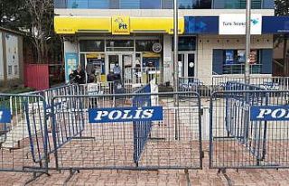 PTT şubelerinin önü boş kaldı