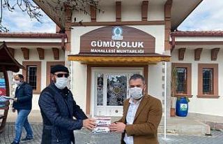 Pursaklar Belediye Başkanı sokak sokak maske dağıttı