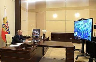 Putin, uzaydaki kozmonotlarla canlı bağlantı ile...