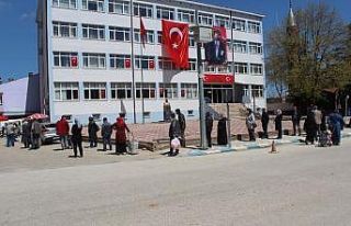 Ramazan ayında kurulan ilk pazarda uzun kuyruklar...