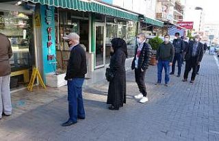 Ramazan geleneği ’pide kuyruğu’ bu defa sosyal...