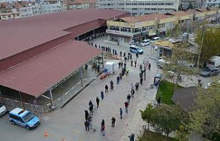 Ramazan ve kısıtlama öncesi pazarda 1 kilometrelik...