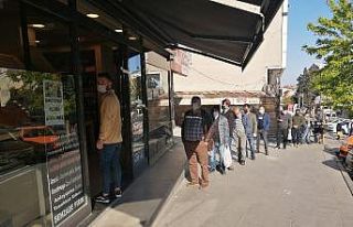 Ramazan’ın ilk gününde fırınlarda sosyal mesafeli...