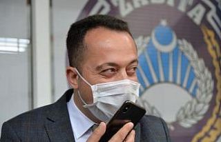 Rastgele telefonlarını çevirdiği yaşlılara hizmet...