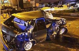 Raylarda stop eden araca tren çarptı