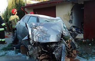 Refüje çarpan araç metrelerce uçtu, kaza anı...